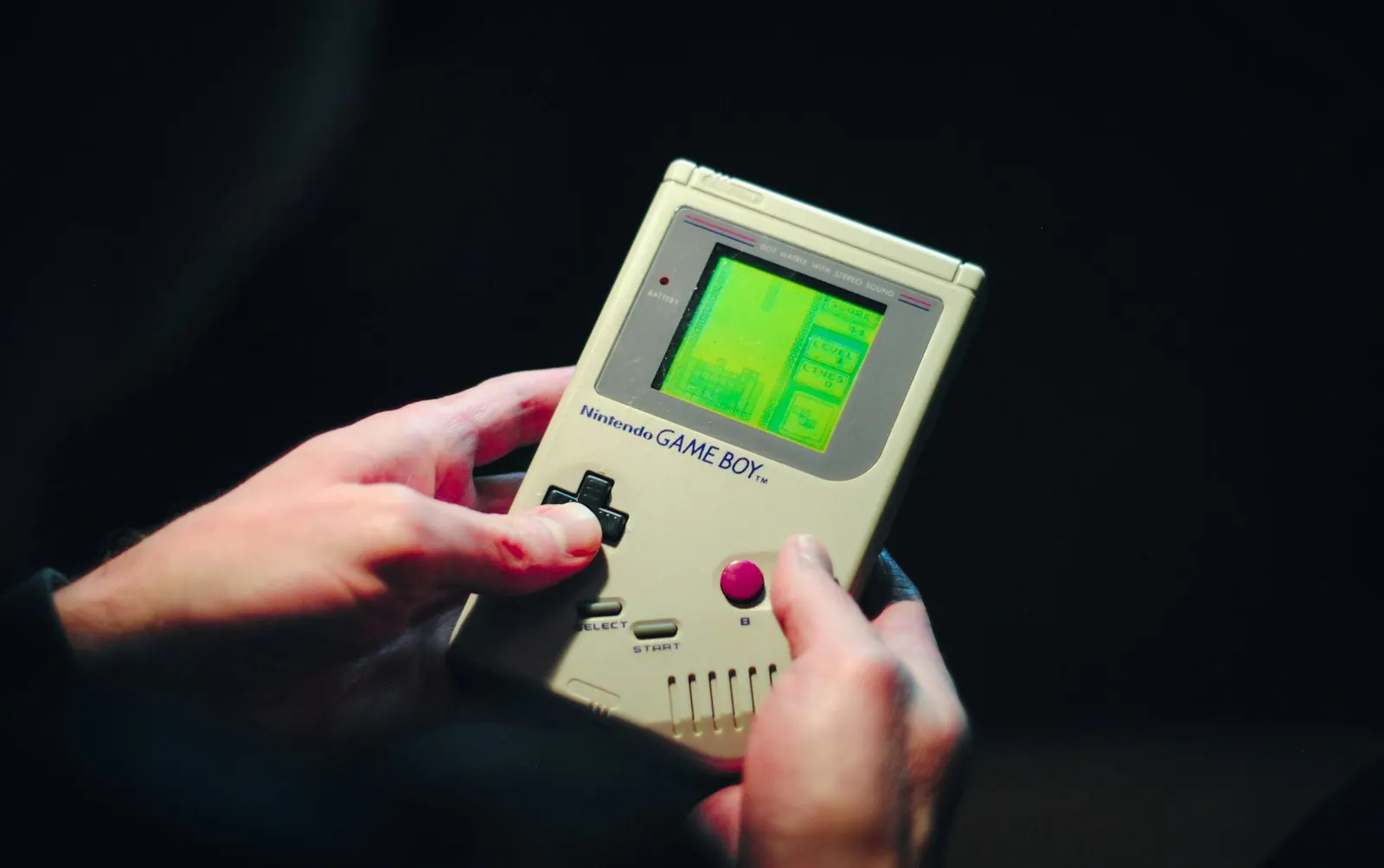 Consola clásica Game Boy en manos de un coleccionista